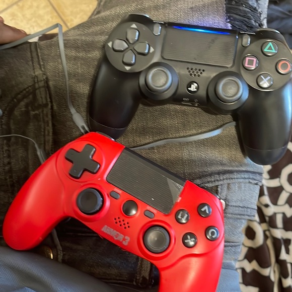 PS4 - Picture 1 of 3